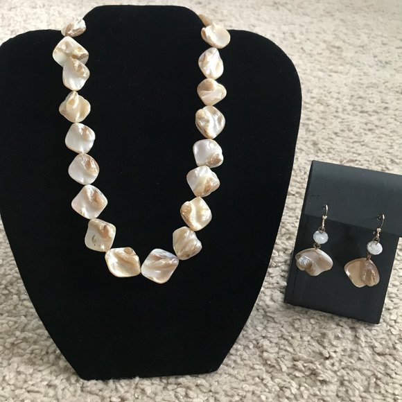 🌸 Necklace & Earring Set – Thick Shell – Like New - Picture 5 of 12